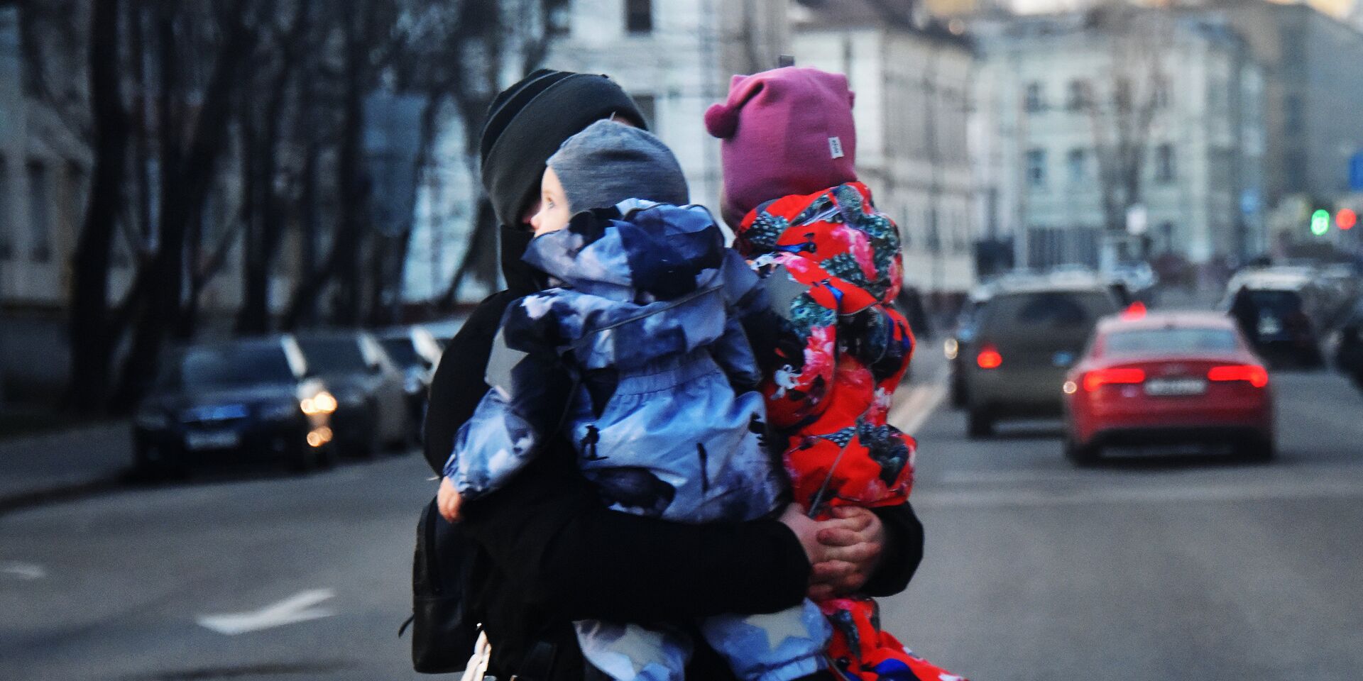 Женщина с двумя детьми на руках переходит дорогу - ИноСМИ, 1920, 24.05.2021