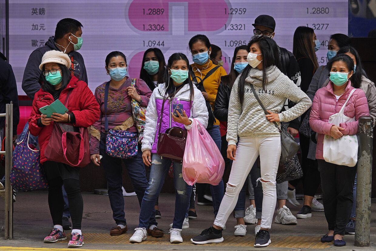 Люди в защитных масках в Гонконге