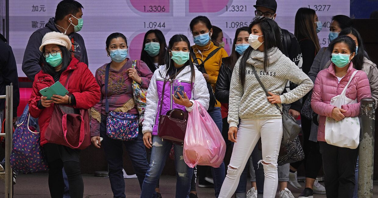 Люди в защитных масках в Гонконге