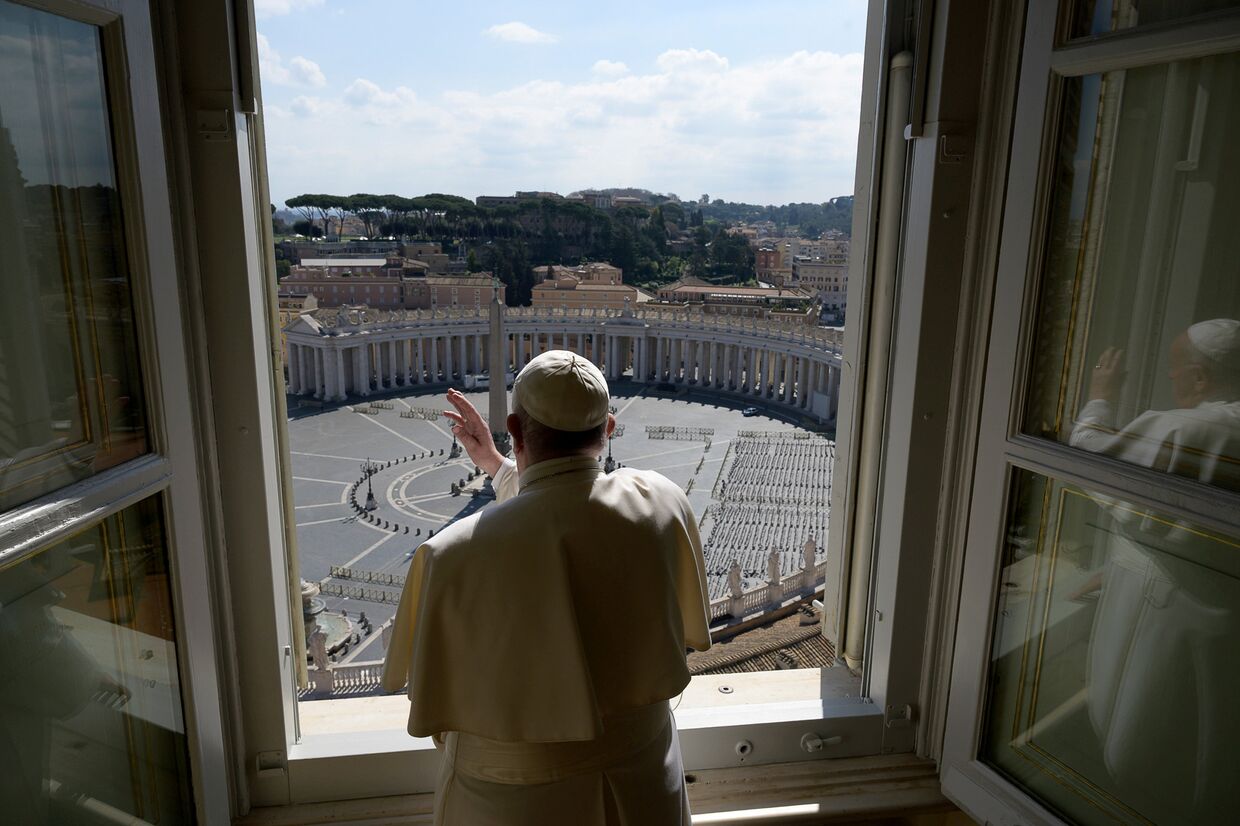 15 марта 2020. Папа римский Франциск благословляет пустую площадь перед Собором святого Петра в Ватикане