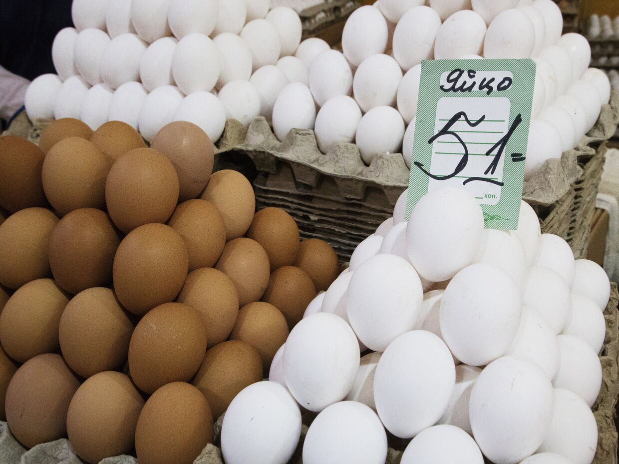 Продажа куриных яиц на рынке.