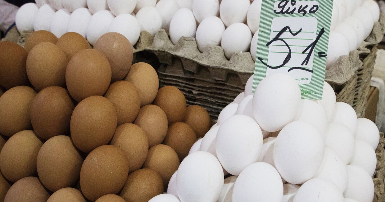 Продажа куриных яиц на рынке.