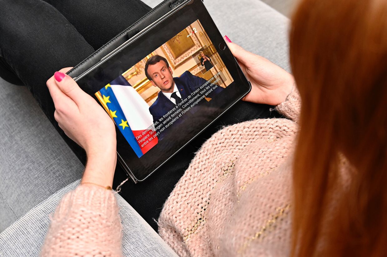 Президент Франции Эммануэль Макрон во время телевизионного обращения к нации 16 марта 2020 года