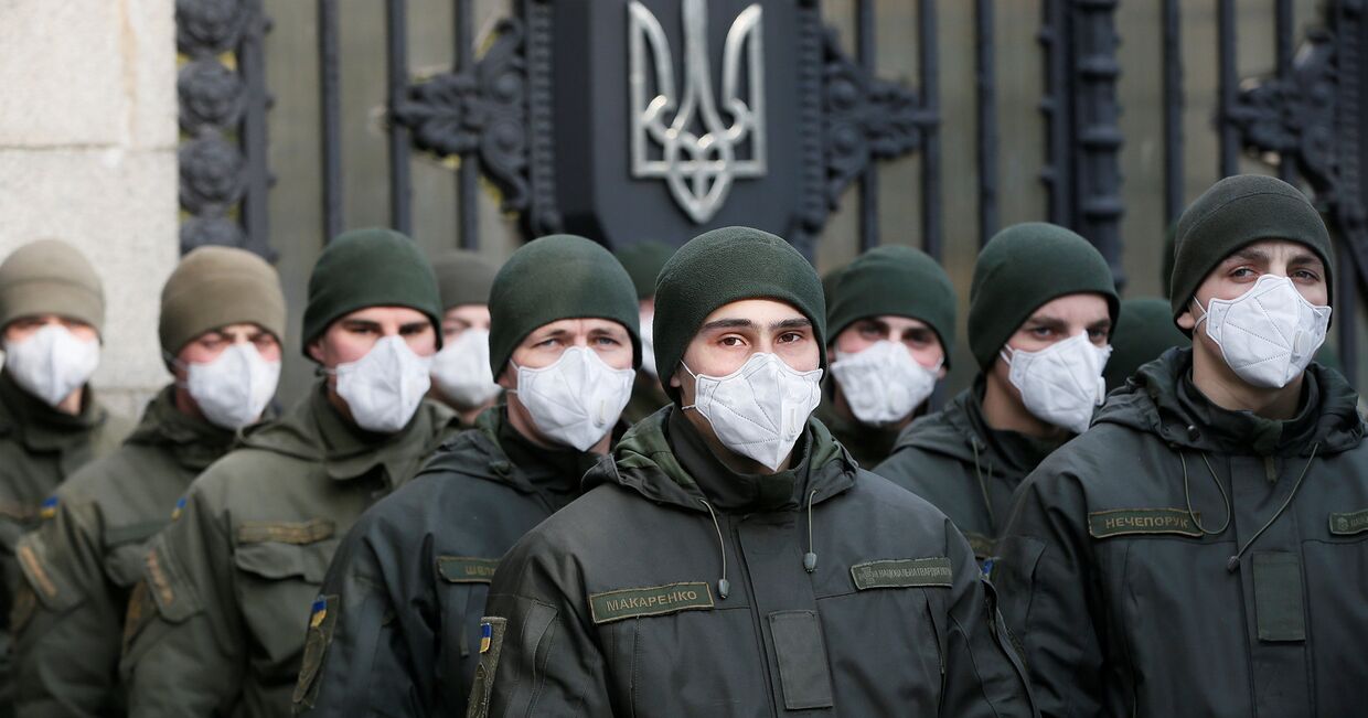 Национальная гвардия Украины в защитных масках в Киеве