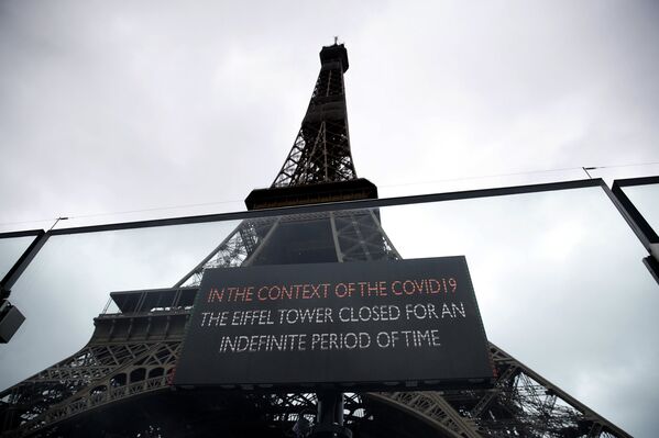 Закрытая на карантин Эйфелева башня в Париже