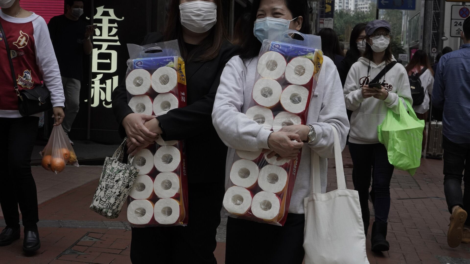 Женщины с туалетной бумагой, Гонконг  - ИноСМИ, 1920, 04.05.2022