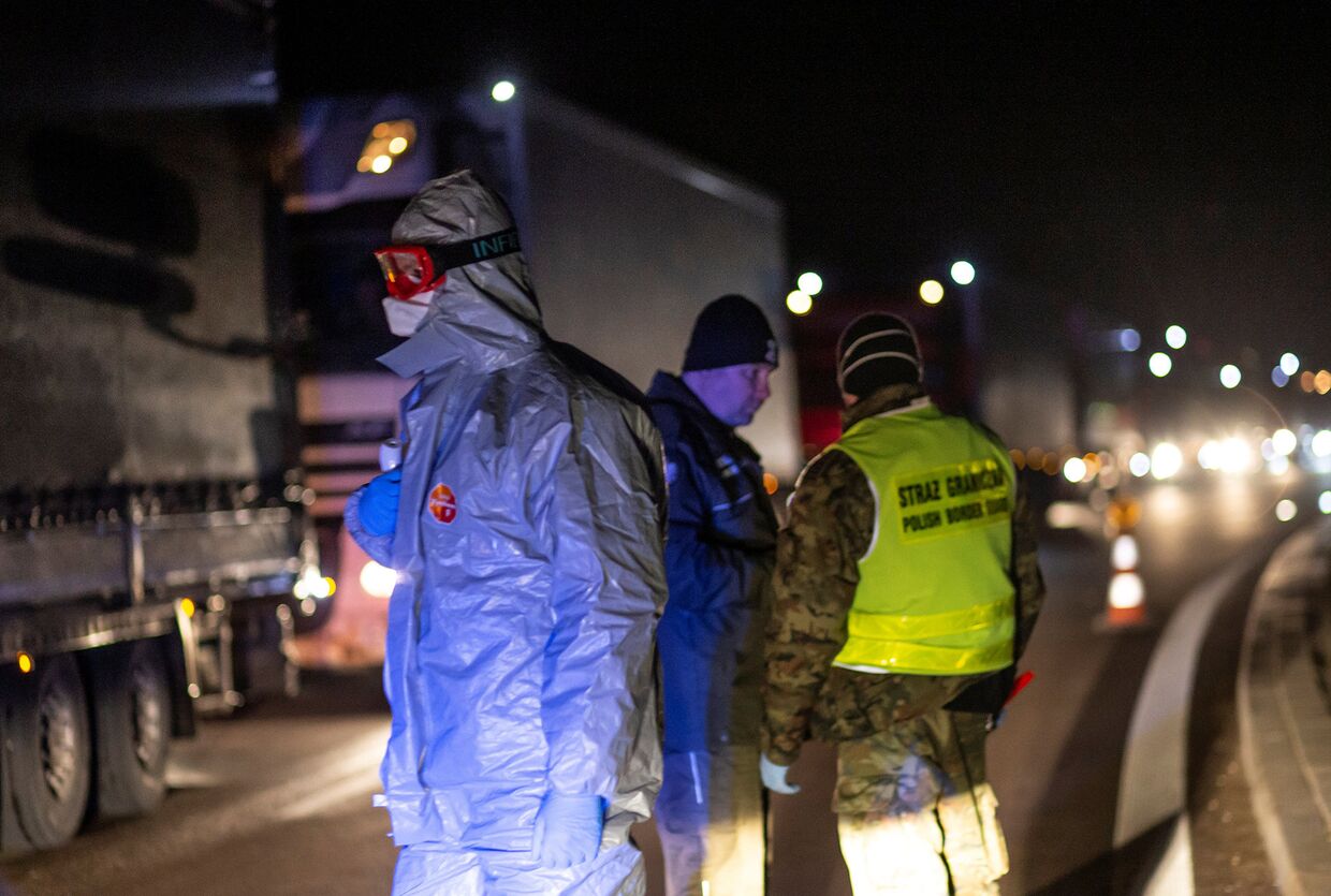 Сотрудники МЧС и польской пограничной полиции на польско-литовской границе