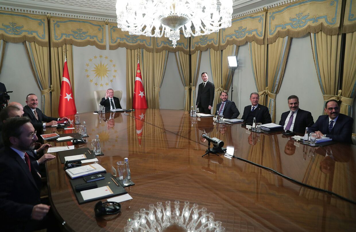Президент Турции Реджеп Тайип Эрдоган принимает участие в телемосте с европейскими лидерами в Стамбуле