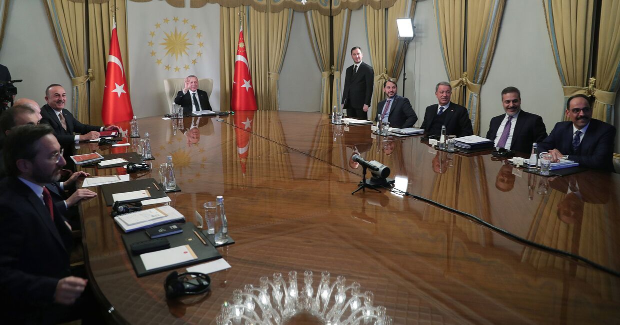 Президент Турции Реджеп Тайип Эрдоган принимает участие в телемосте с европейскими лидерами в Стамбуле