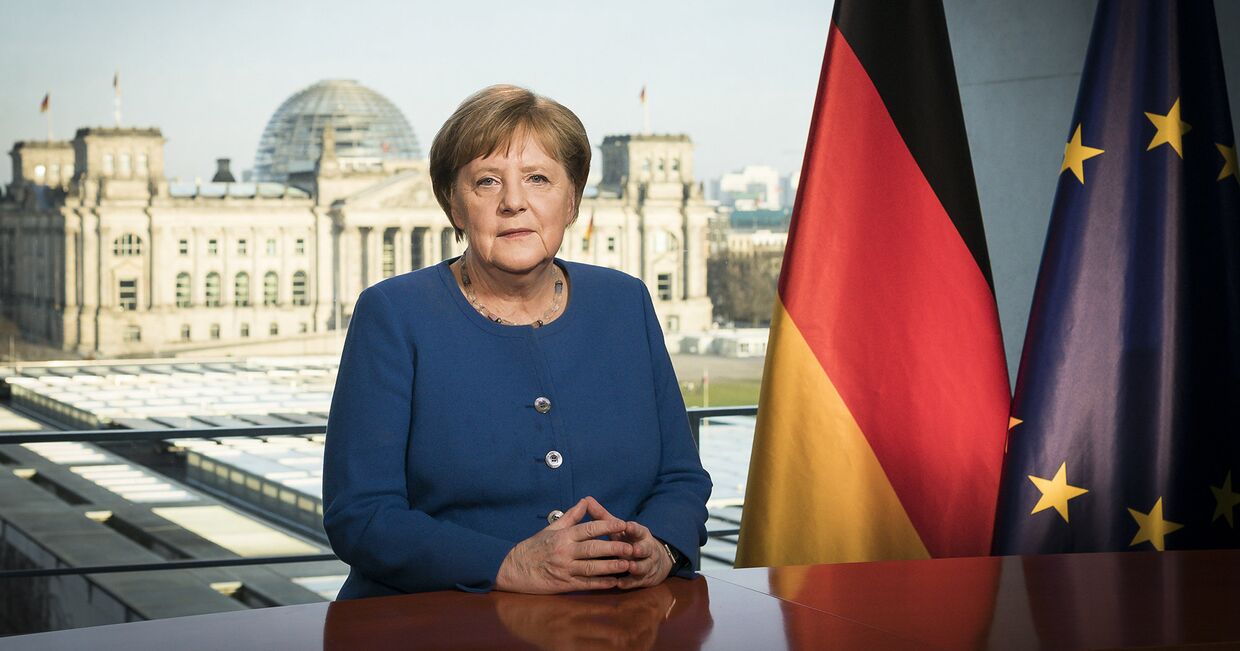 Канцлер Германии Ангела Меркель во время записи прямого телевизионного обращения к нации в Берлине