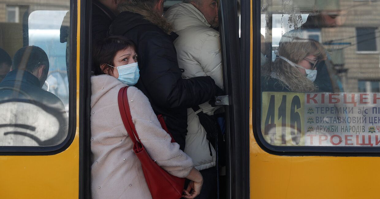 Пассажиры автобуса в Киеве