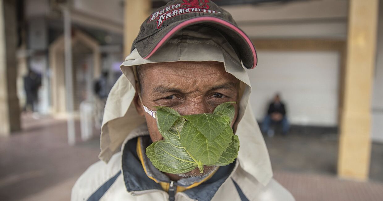 Уличный торговец в самодельной маске из фиговых листьев в Медине, Марокко