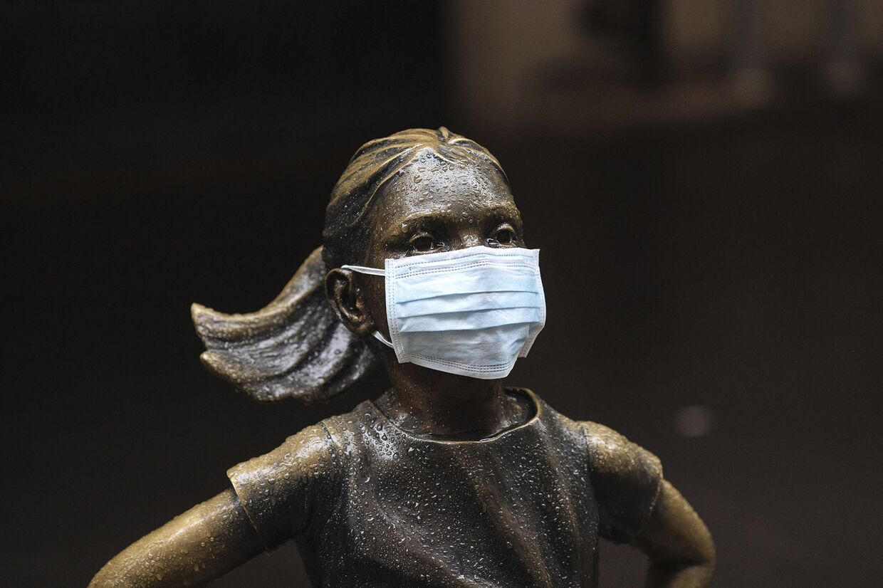 Хирургическая маска на статуе бесстрашной девушки у здания Нью-Йоркской фондовой биржи
