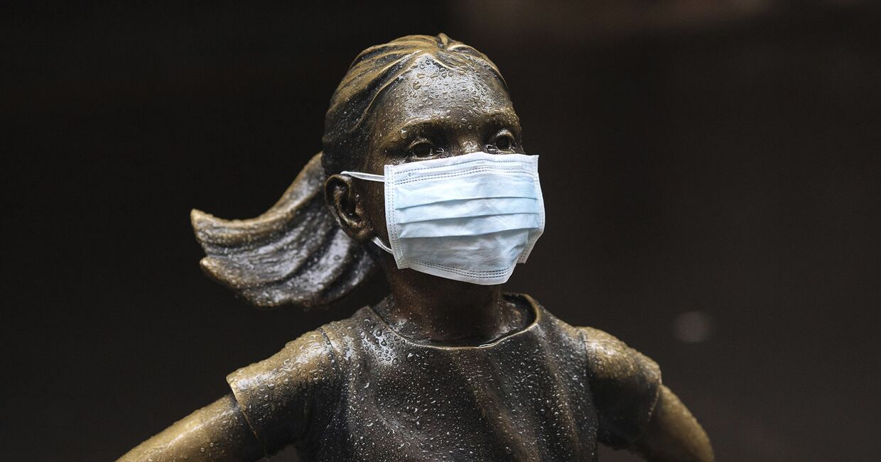 Хирургическая маска на статуе бесстрашной девушки у здания Нью-Йоркской фондовой биржи
