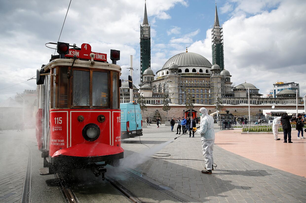 Дезинфекция трамвая в Стамбуле, Турция