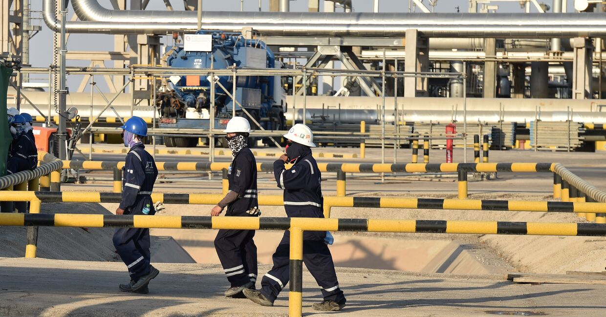 Сотрудники нефтяной компании Aramco на нефтеперерабатывающем заводе Abqaiq в Саудовской Аравии