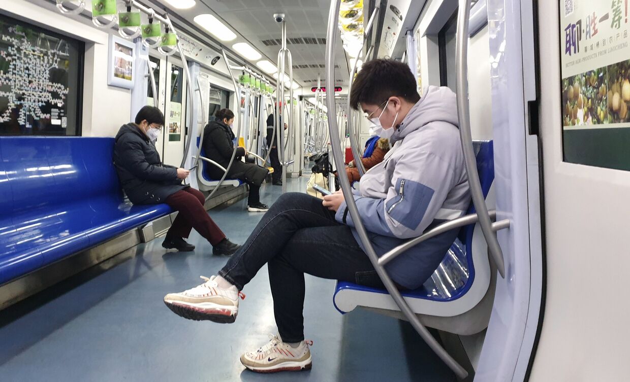 Пассажиры пекинского метро в медицинских масках