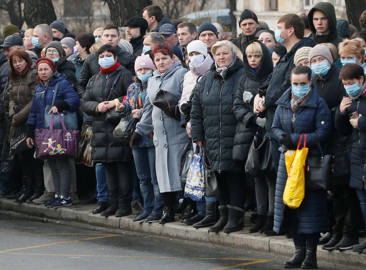 Пассажиры на автобусной остановке в Киеве