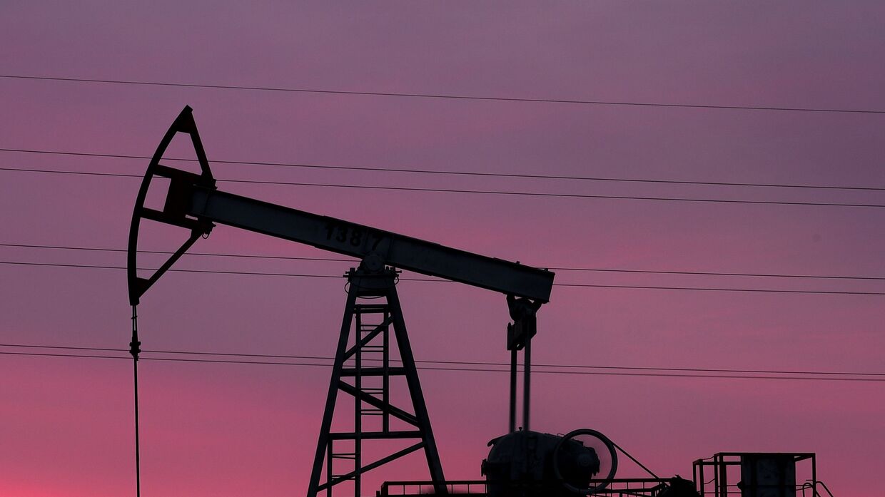 Работа нефтяных станков - качалок Работа нефтяных станков - качалок