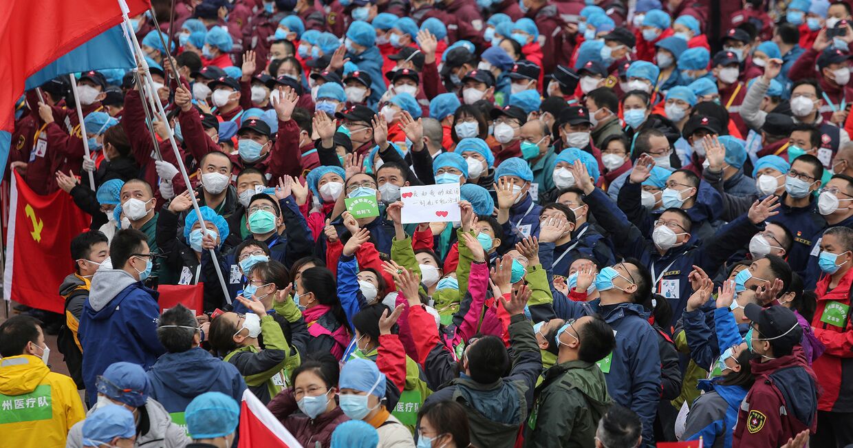 Медицинский персонал празднует выписку пациентов из больницы в Ухане, Китай