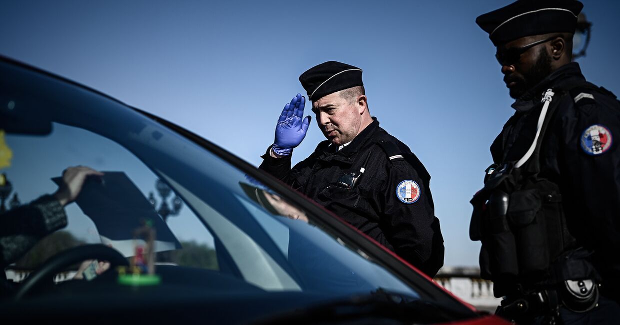 Полиция проверяет автомобили в Париж