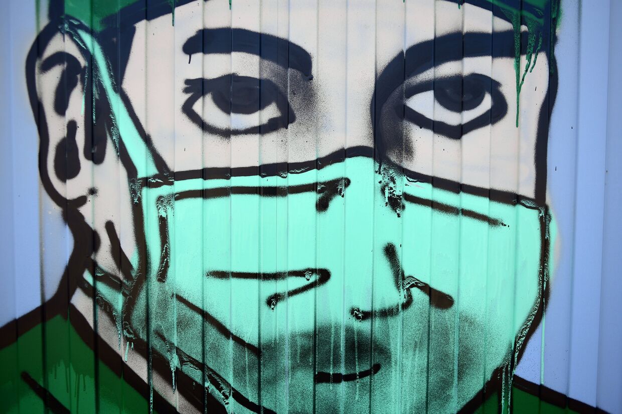 Фанаты Спартака нарисовали граффити в поддержку больных коронавирусом в Коммунарке