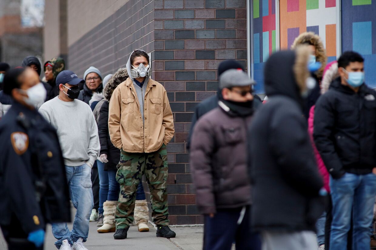 Люди стоят в очереди, чтобы пройти тестирование на коронавирус в Нью-Йорке, США