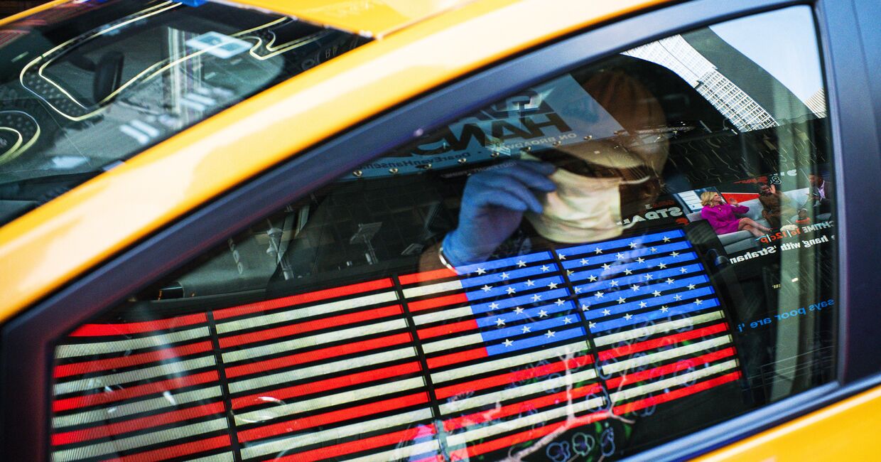 Таксист в маске и перчатках в Нью-Йорке.