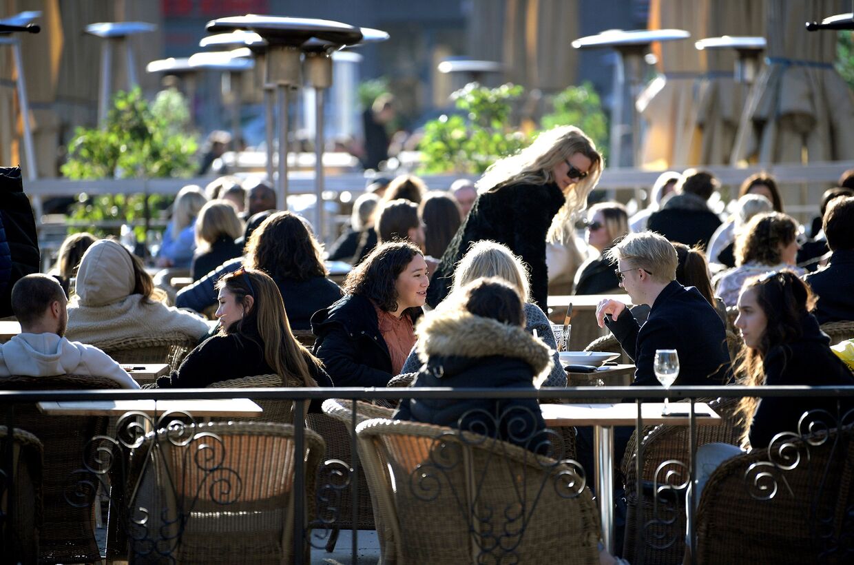 Люди в кафе в Стокгольме, Швеция