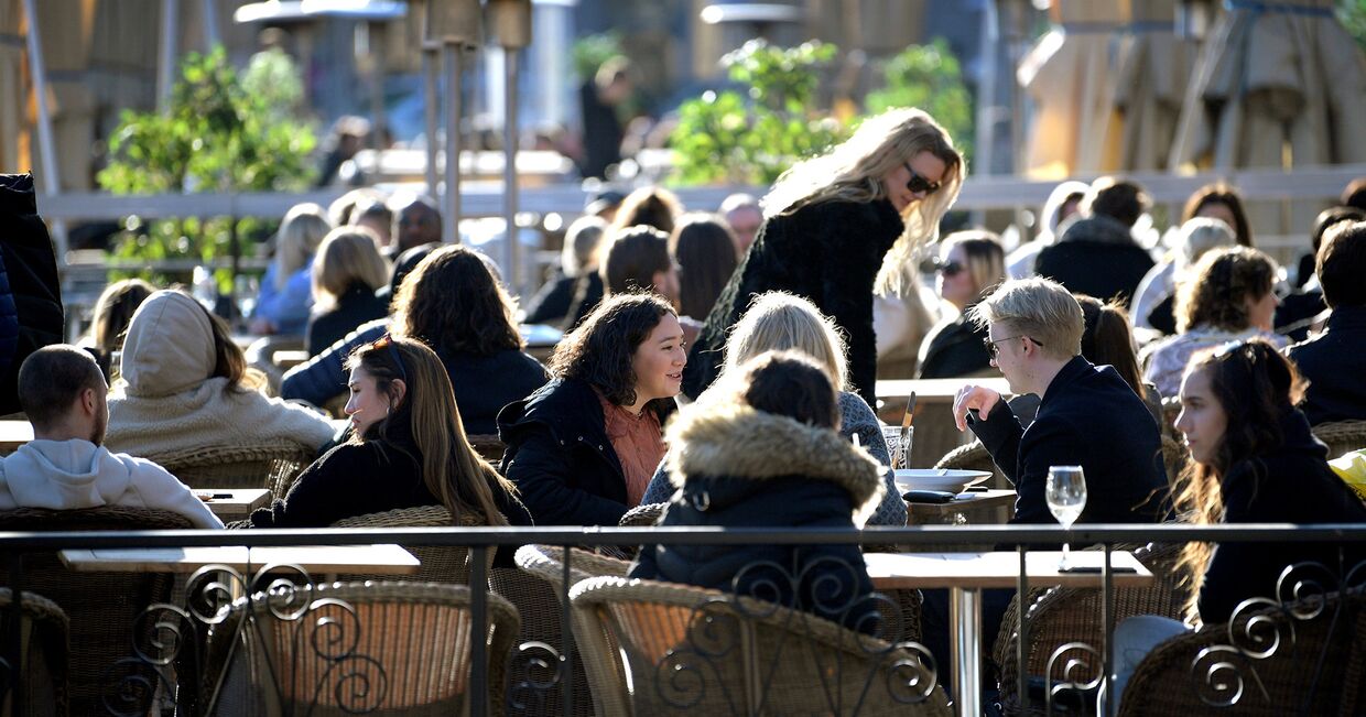 Люди в кафе в Стокгольме, Швеция