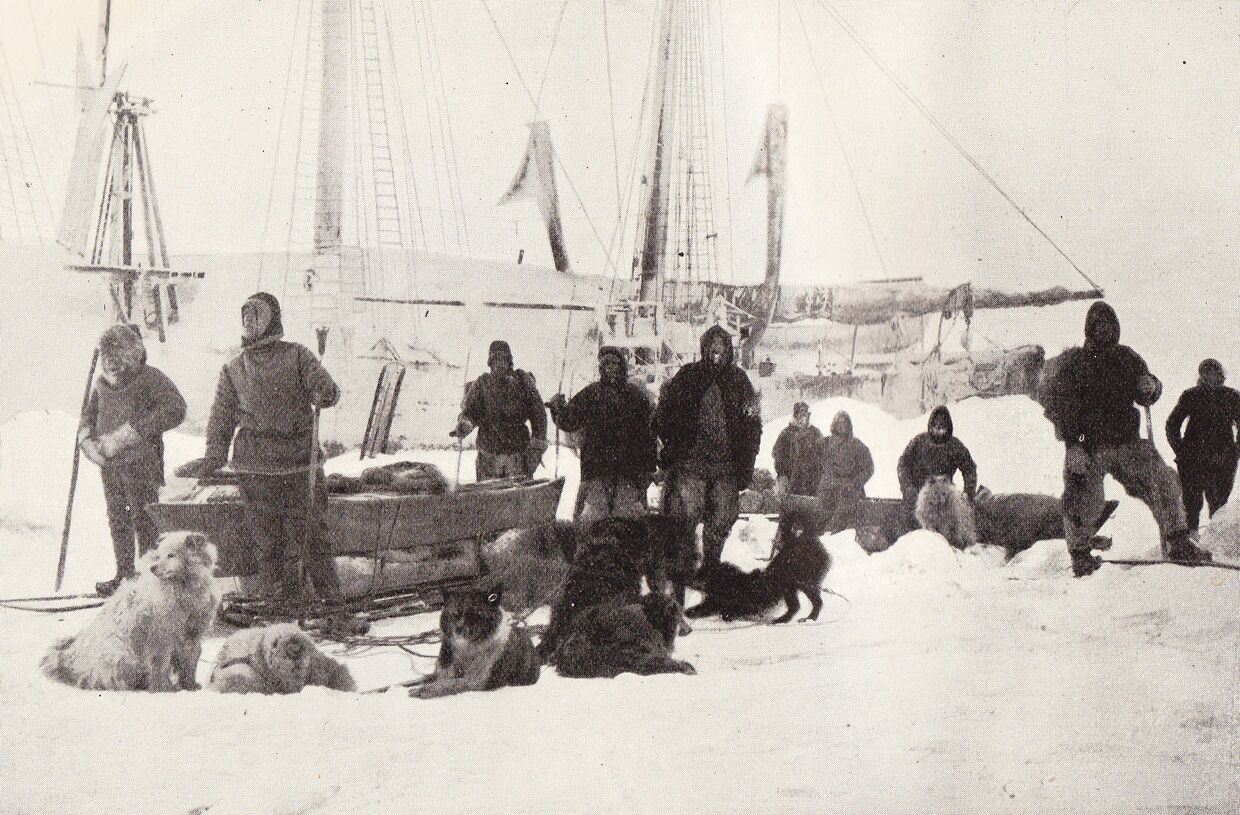 Третий и окончательный старт Нансена и Юхансена 14 марта 1895 года. Нансен — второй слева, Юхансен — второй справа