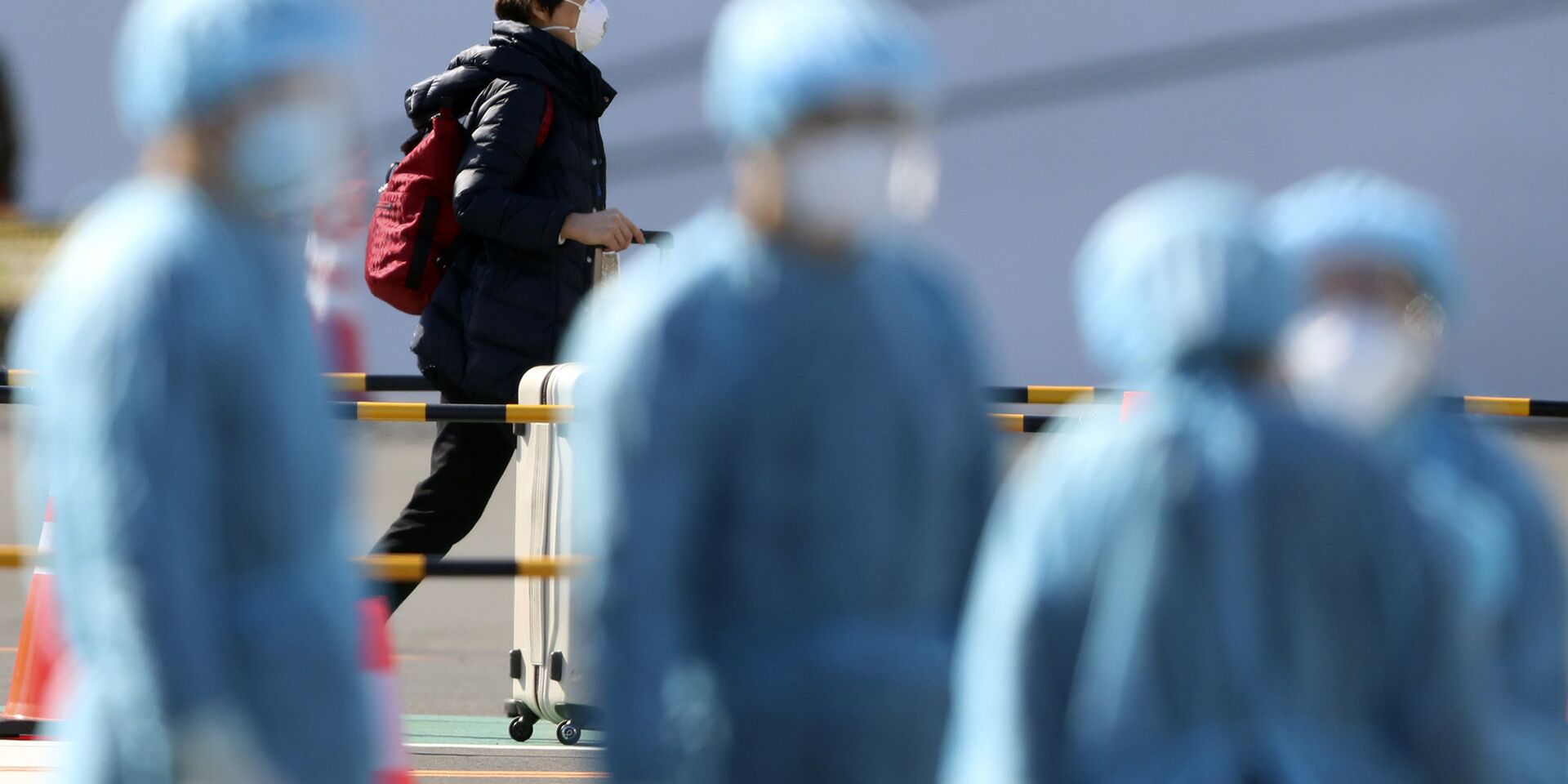 Пассажир и медицинский персонал в порту Иокогамы, недалеко от Токио - ИноСМИ, 1920, 28.01.2023