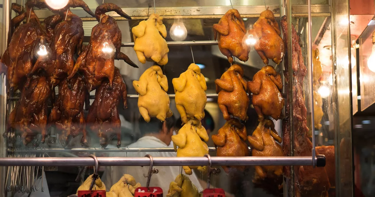 Продажа мясной продукции на одной из улиц Гонконга