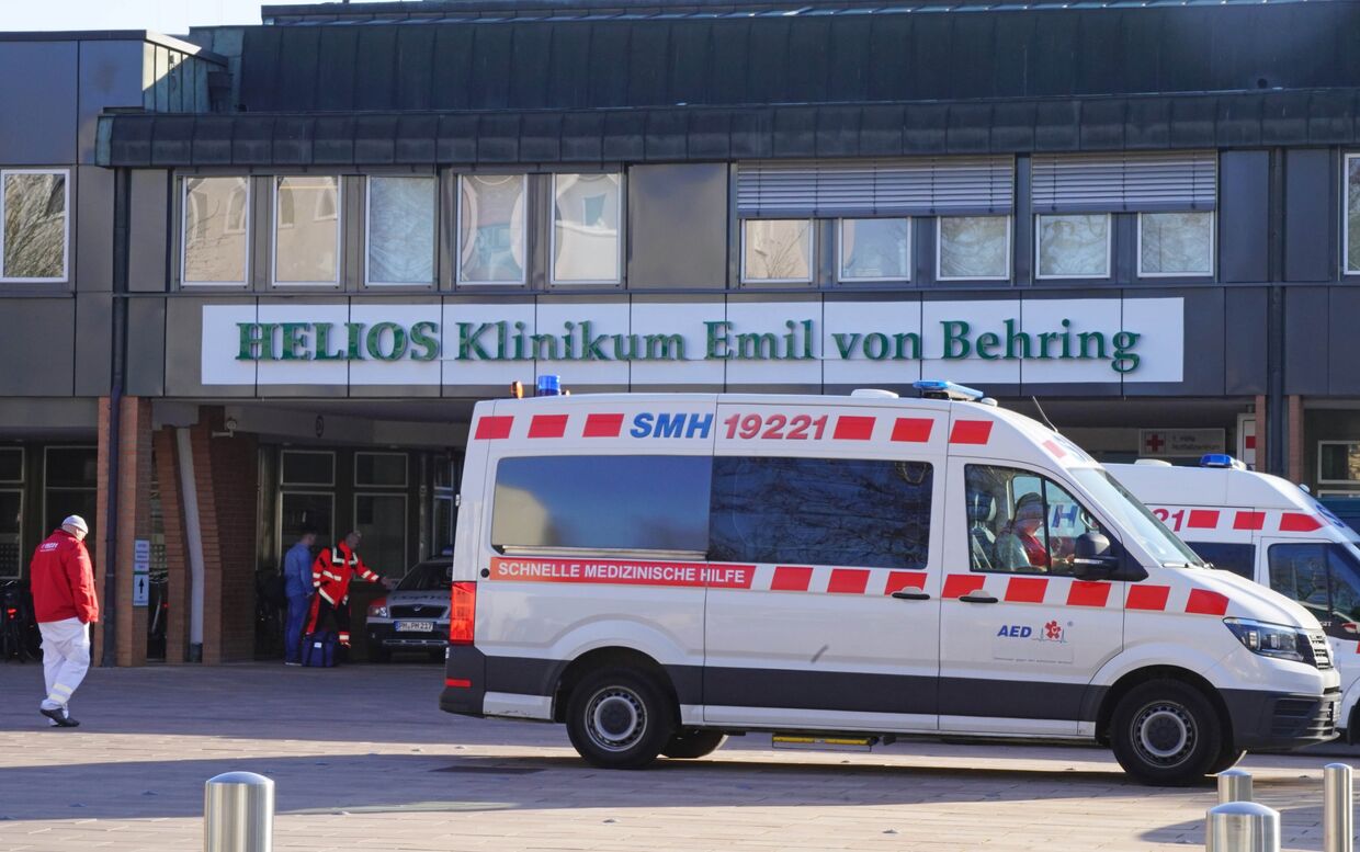 Машины скорой помощи у больницы Хелиос-клиник Эмиль фон Беринг в Берлине