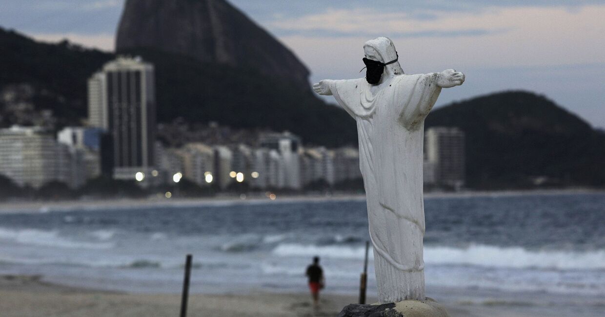 Статуя Христа, сделанная из песка на пляже в Рио-де-Жанейро, Бразилия
