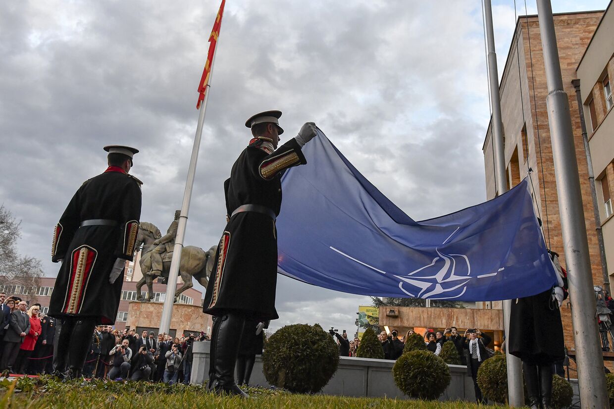 Церемония перед зданием парламента в Скопье, Северная Македония