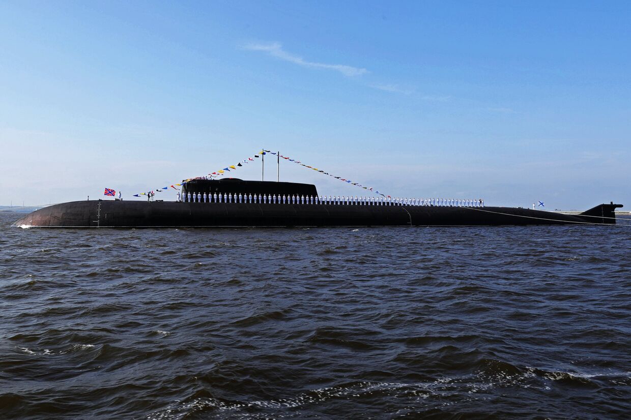 Атомный подводный ракетоносный крейсер проекта 949А «Антей» К-266 «Орёл» на военно-морском параде в акватории Кронштадта