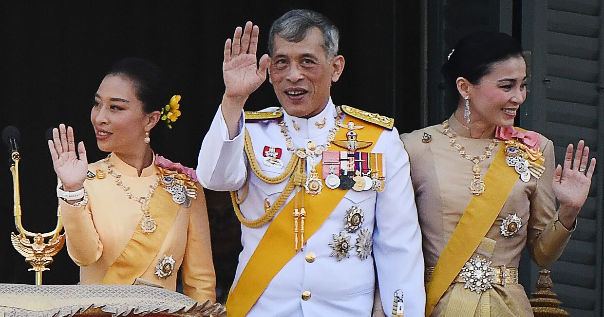 Принцесса Таиланда Сириваннавари Нариратана, король Таиланда Маха Ваджиралонгкорн и королева Таиланда Сутида