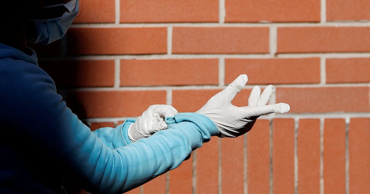 Девушка надевает защитные перчатки на улице Рима, Италия