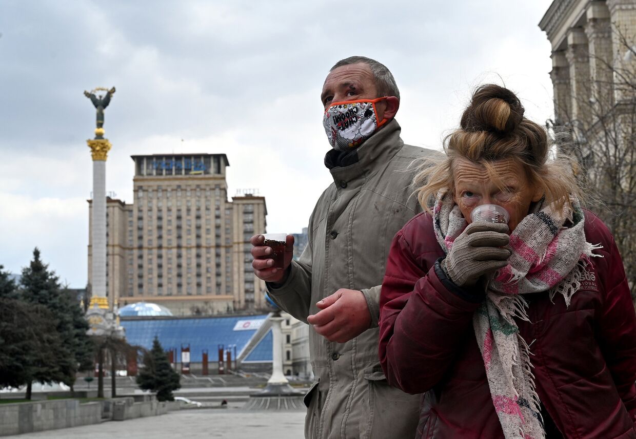 Бездомные пьют бесплатный чай в Киеве