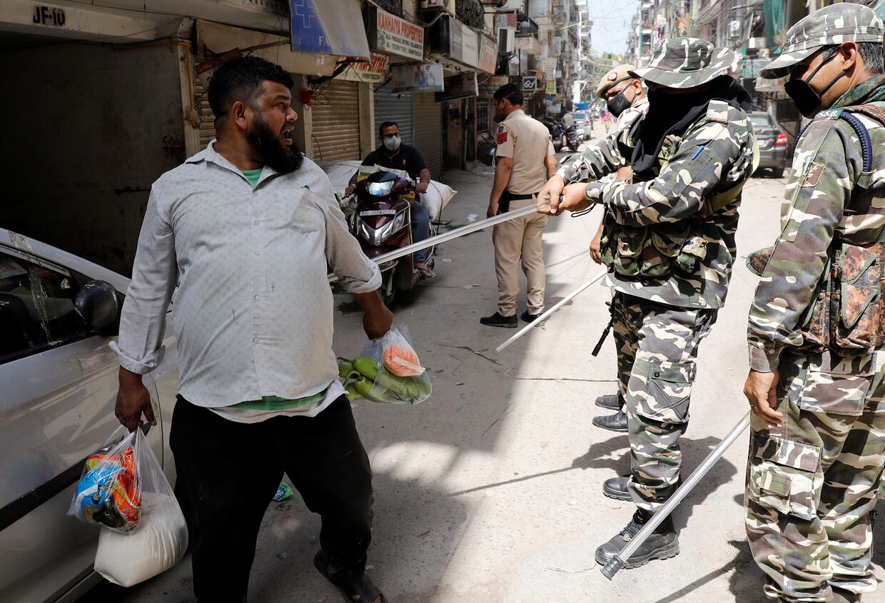 Полицейские используют дубинки в качестве наказания за нарушение правил самоизоляции в Нью-Дели