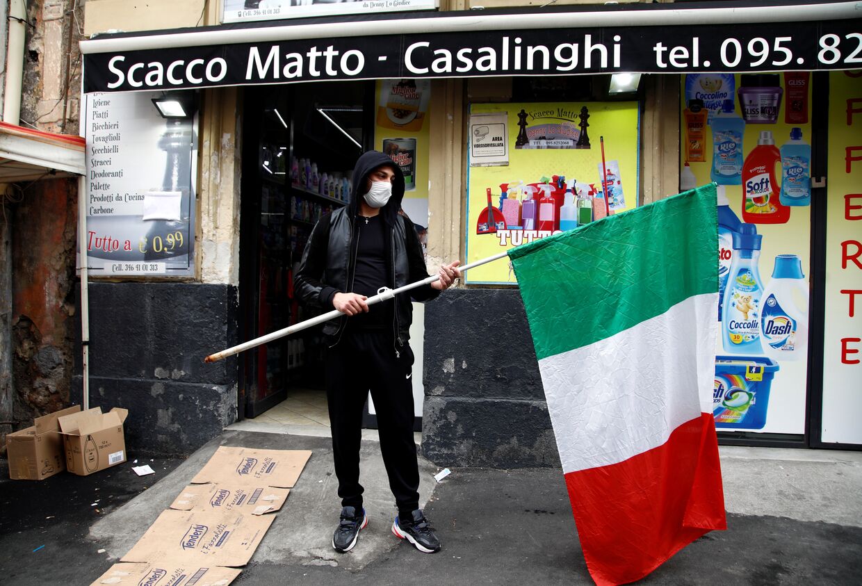 Мужчина в маске и с флагом Италии, Катания, Италия