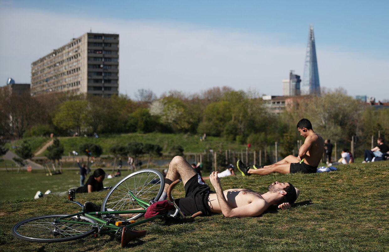 Отдыхающие в Берджес-парке в Лондоне, Великобритания