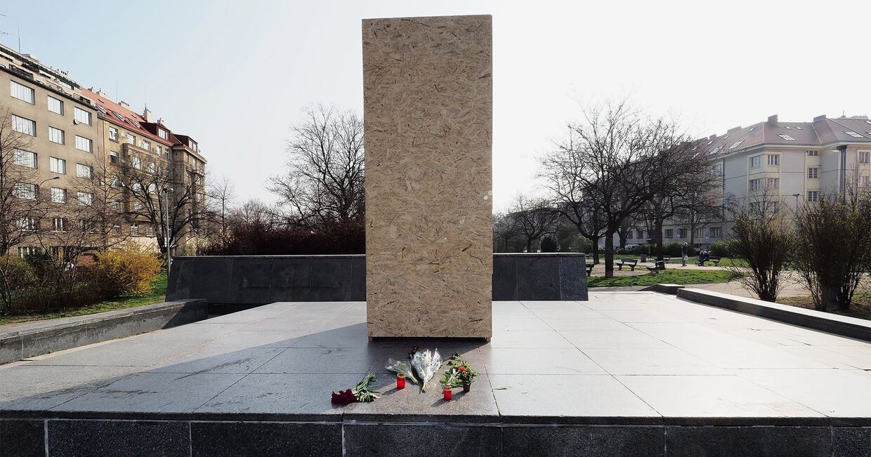 В Праге снесли памятник маршалу Коневу