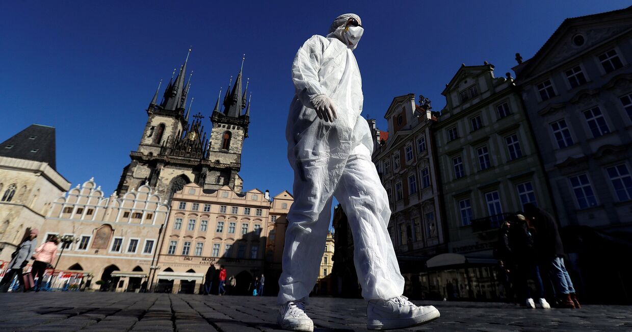 Мужчина в защитном костюме в Праге, Чехия