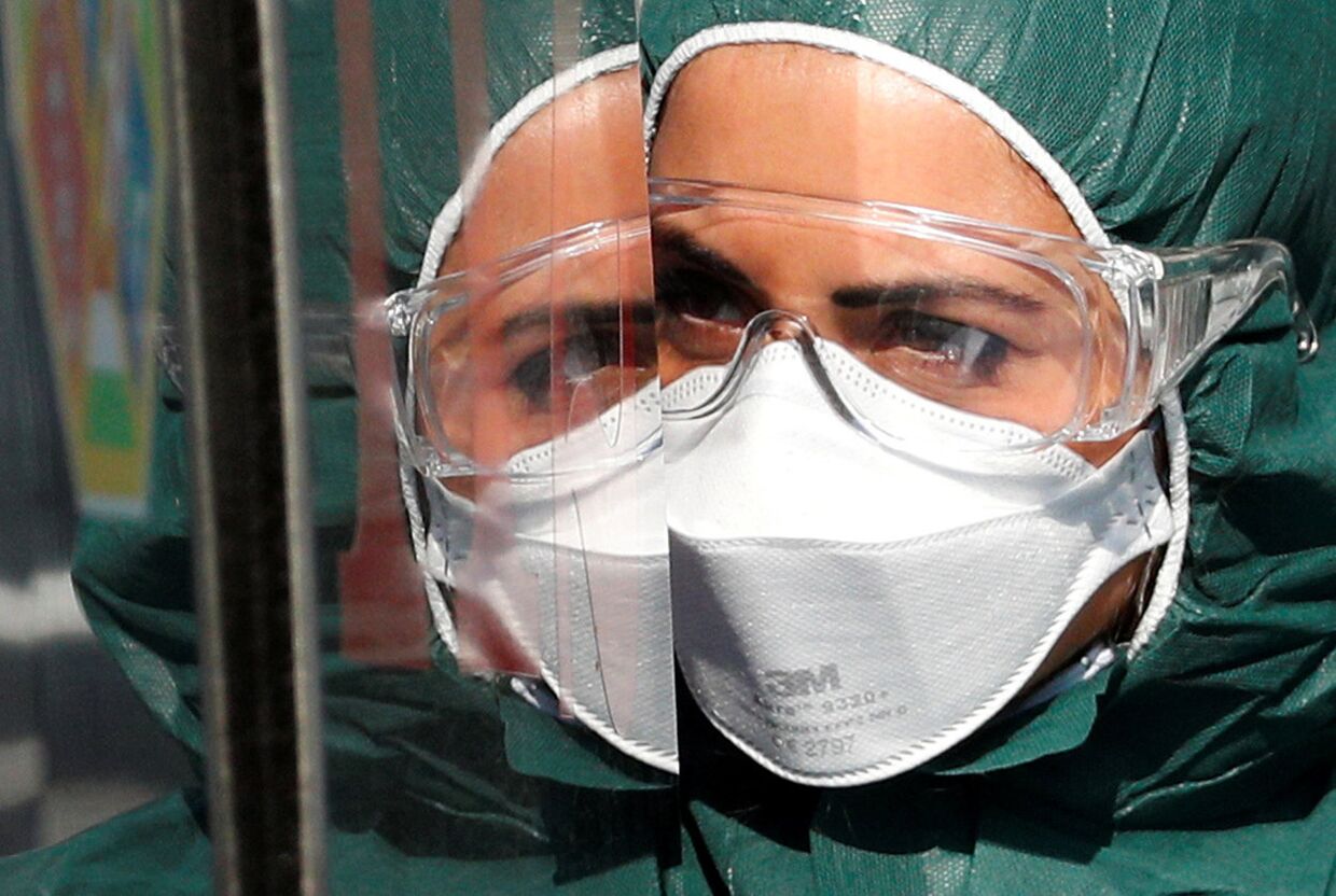 Медицинский работник в защитном костюме в больнице в Риме