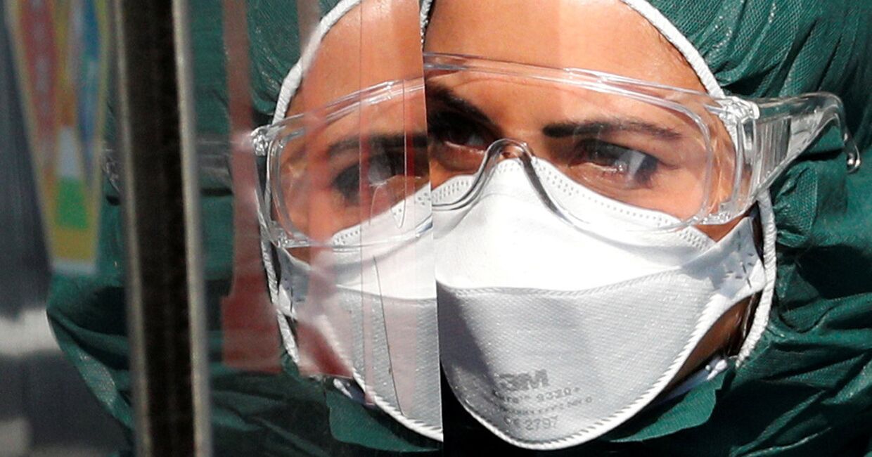 Медицинский работник в защитном костюме в больнице в Риме