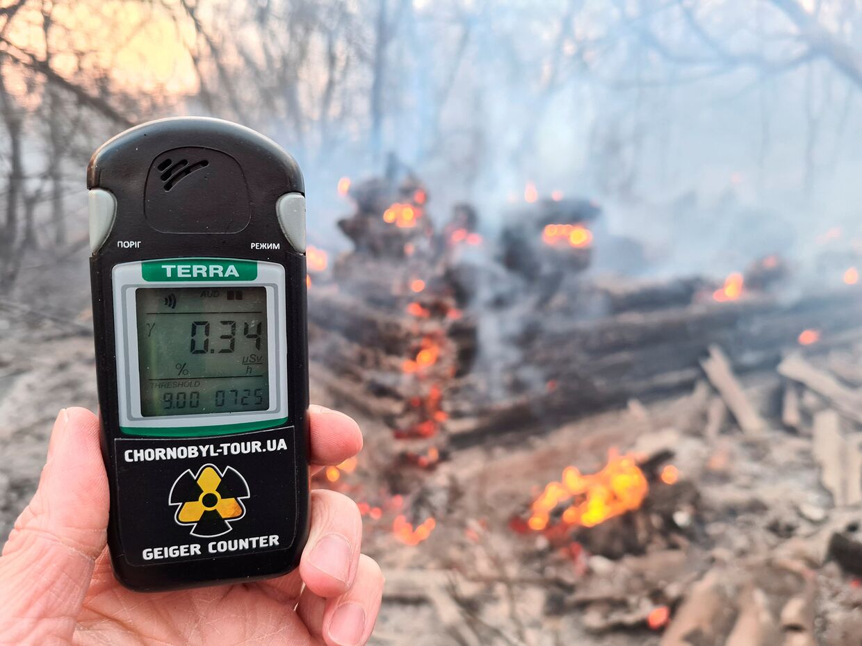 Счетчик Гейгера на месте пожара в зоне отчуждения вокруг Чернобыльской АЭС