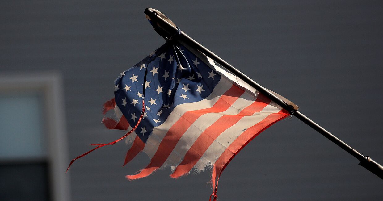 Потрепанный американский флаг в Нью-Йорке, США