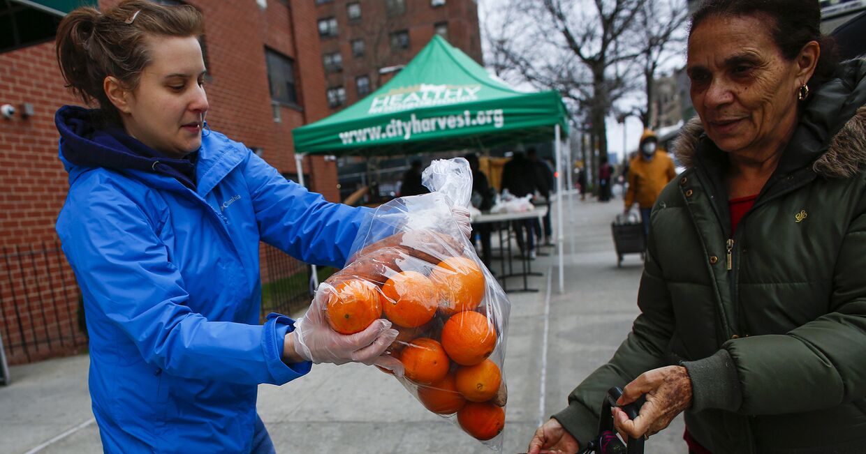 Волонтеры раздают продукты нуждающимся в Нью-Йорке, США